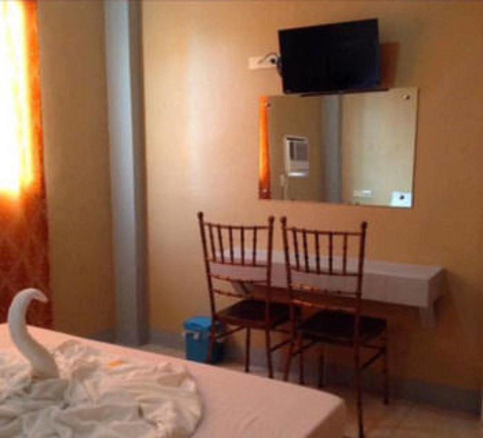 Ukl Ever Resort Hotel Laoag Extérieur photo